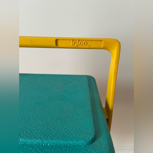Igloo Teal and Pink Cooler with Yellow Handle - Picture 3 of 9